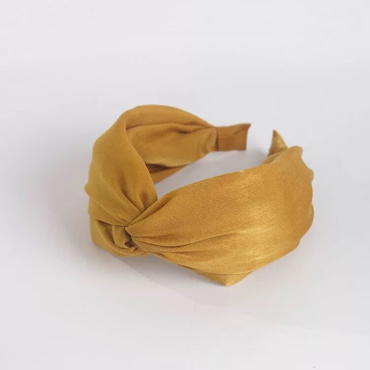 Vintage knit adds a slip headband on the top of the skull